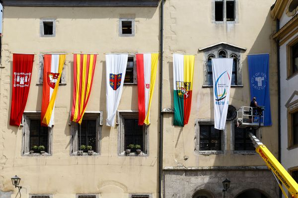 Themenbild Partnerstädte - Fotografie - Flaggen der Partnerstädte am Alten Rathaus